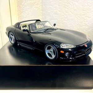 Bburago Diamonds 1992 Dodge Viper RT/10 Roadster 1/18 Viper Black Diecast Car